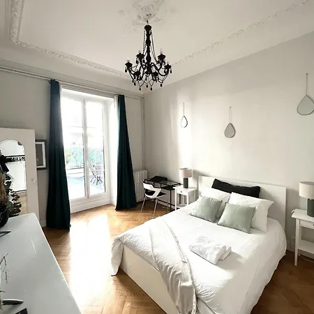 Superbe De 105 M2, Hyper Centre Avec Terrasse, Parking, A 5 Min De La