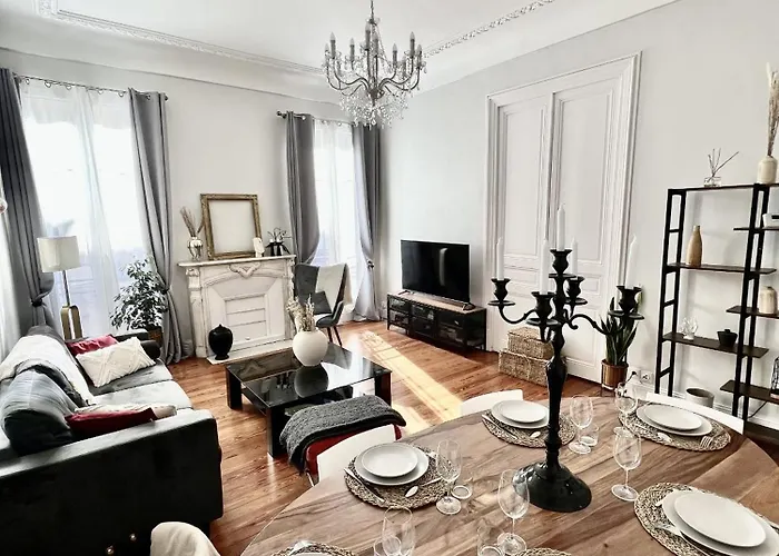 Superbe De 105 M2, Hyper Centre Avec Terrasse, Parking, A 5 Min De La