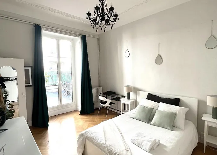 Superbe De 105 M2, Hyper Centre Avec Terrasse, Parking, A 5 Min De La